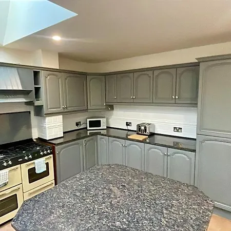 Large Contractor House - 6 Bedrooms - 10 Beds - Free Private Parking *