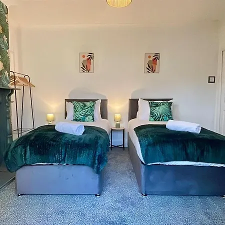 Large Contractor House - 6 Bedrooms - 10 Beds - Free Private Parking Casa de Férias