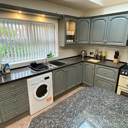 Casa de Férias Large Contractor House - 6 Bedrooms - 10 Beds - Free Private Parking *