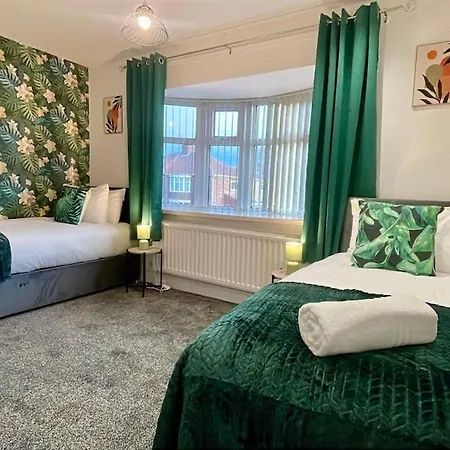 Large Contractor House - 6 Bedrooms - 10 Beds - Free Private Parking