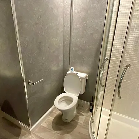 Large Contractor House - 6 Bedrooms - 10 Beds - Free Private Parking Casa de Férias