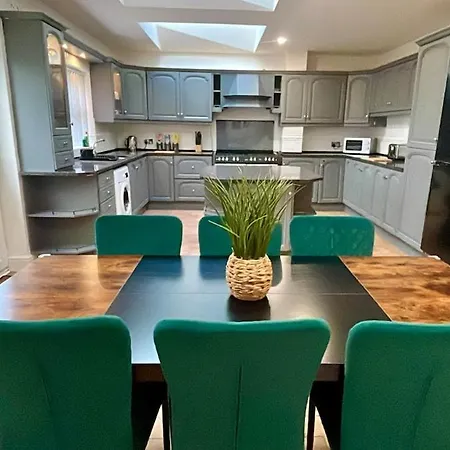 Large Contractor House - 6 Bedrooms - 10 Beds - Free Private Parking Casa de Férias *