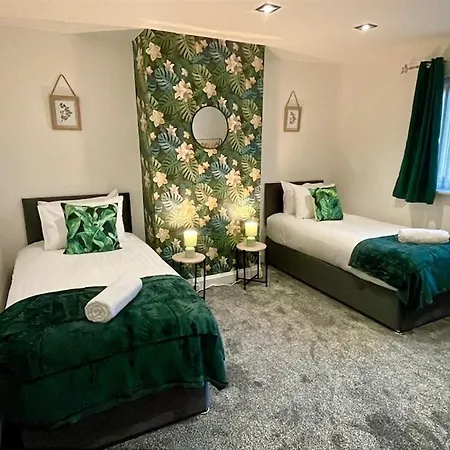 Large Contractor House - 6 Bedrooms - 10 Beds - Free Private Parking Casa de Férias