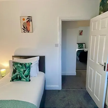 Large Contractor House - 6 Bedrooms - 10 Beds - Free Private Parking