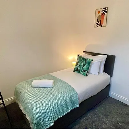 Large Contractor House - 6 Bedrooms - 10 Beds - Free Private Parking *