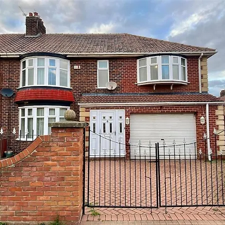 Large Contractor House - 6 Bedrooms - 10 Beds - Free Private Parking