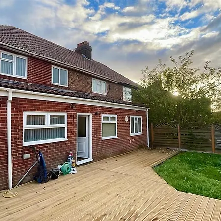 Large Contractor House - 6 Bedrooms - 10 Beds - Free Private Parking *