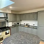 Large Contractor House - 6 Bedrooms - 10 Beds - Free Private Parking *
