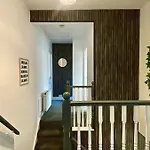 Large Contractor House - 6 Bedrooms - 10 Beds - Free Private Parking *