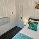 Tatil Evi Large Contractor House - 6 Bedrooms - 10 Beds - Free Private Parking Middlesbrough