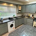 Tatil Evi Large Contractor House - 6 Bedrooms - 10 Beds - Free Private Parking *