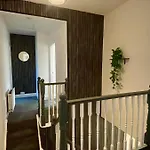 Large Contractor House - 6 Bedrooms - 10 Beds - Free Private Parking