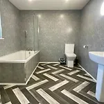 Large Contractor House - 6 Bedrooms - 10 Beds - Free Private Parking Tatil Evi Middlesbrough