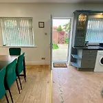 Tatil Evi Large Contractor House - 6 Bedrooms - 10 Beds - Free Private Parking Middlesbrough
