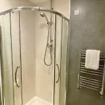 Large Contractor House - 6 Bedrooms - 10 Beds - Free Private Parking *
