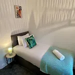 Large Contractor House - 6 Bedrooms - 10 Beds - Free Private Parking