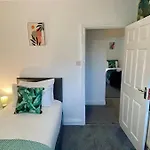 Large Contractor House - 6 Bedrooms - 10 Beds - Free Private Parking