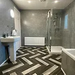 Large Contractor House - 6 Bedrooms - 10 Beds - Free Private Parking