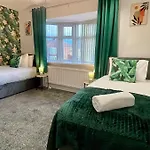 Large Contractor House - 6 Bedrooms - 10 Beds - Free Private Parking *