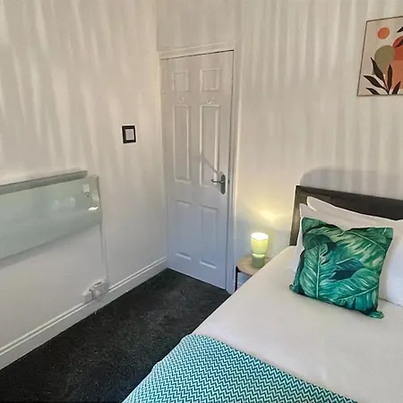 別荘 Large Contractor House - 6 Bedrooms - 10 Beds - Free Private Parking ミドルズブラ