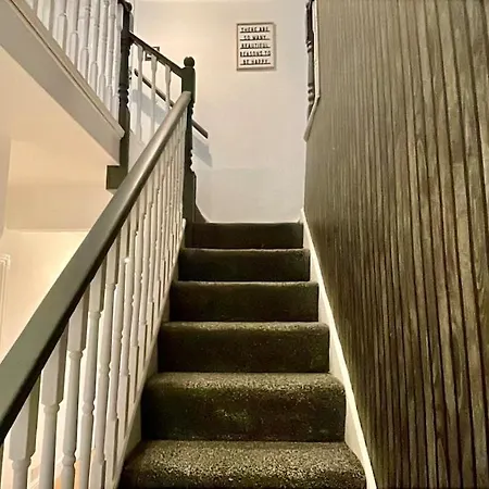 別荘 Large Contractor House - 6 Bedrooms - 10 Beds - Free Private Parking ミドルズブラ