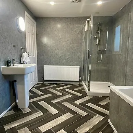Large Contractor House - 6 Bedrooms - 10 Beds - Free Private Parking