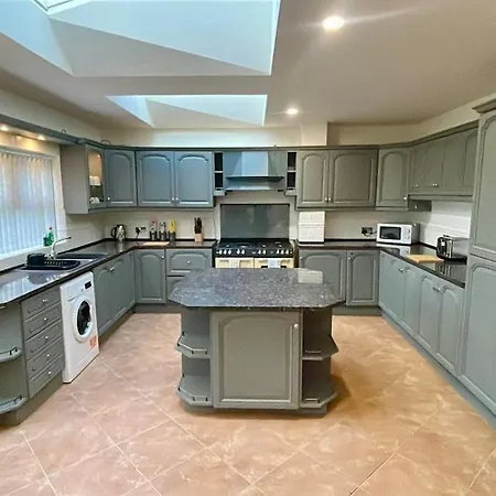 Large Contractor House - 6 Bedrooms - 10 Beds - Free Private Parking * ミドルズブラ